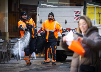 Vuit vehicles i catorze efectius per netejar de gel Andorra la Vella