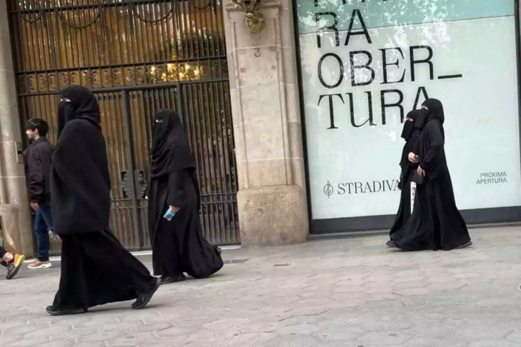 Dones amb burca passejant per Barcelona. Foto: Google.