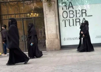 Dones amb burca passejant per Barcelona. Foto: Google.