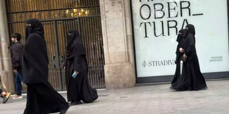 Dones amb burca passejant per Barcelona. Foto: Google.