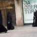 Dones amb burca passejant per Barcelona. Foto: Google.