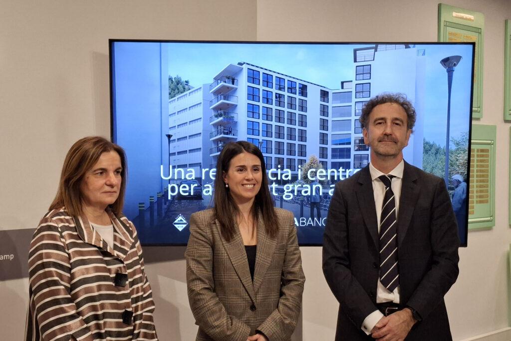 La ministra d'Afers Socials del Govern d'Andorra, Trini Marin Gonzàlez, la cònsol major del comú d'Encamp, Laura Mas Barrionuevo, i el director d'inversions de Morabanc, Gerard Albà Soler, presentant la nova residència que es farà a Encamp.Foto: R.S.