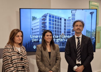 La ministra d'Afers Socials del Govern d'Andorra, Trini Marin Gonzàlez, la cònsol major del comú d'Encamp, Laura Mas Barrionuevo, i el director d'inversions de Morabanc, Gerard Albà Soler, presentant la nova residència que es farà a Encamp.Foto: R.S.