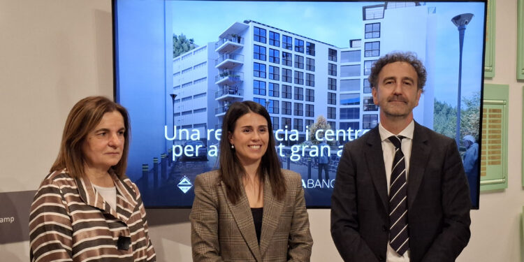 La ministra d'Afers Socials del Govern d'Andorra, Trini Marin Gonzàlez, la cònsol major del comú d'Encamp, Laura Mas Barrionuevo, i el director d'inversions de Morabanc, Gerard Albà Soler, presentant la nova residència que es farà a Encamp.Foto: R.S.