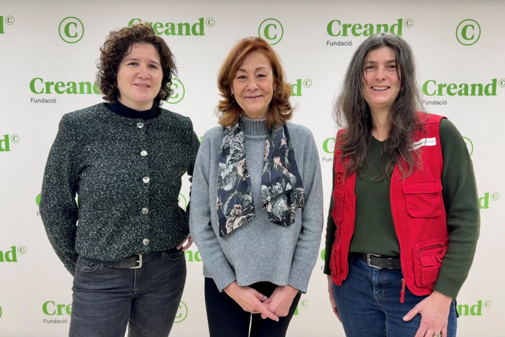 La treballadora social de Càritas Andorrana, Marta Roma, la directora de Creand Fundació, Francesca Ros, i la coordinadora de la Botiga Solidària de la Creu Roja Andorrana, Carine Leclerc. Foto: Creand Fundació