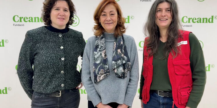 La treballadora social de Càritas Andorrana, Marta Roma, la directora de Creand Fundació, Francesca Ros, i la coordinadora de la Botiga Solidària de la Creu Roja Andorrana, Carine Leclerc. Foto: Creand Fundació