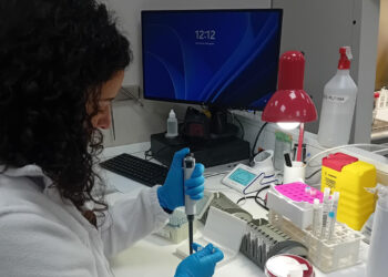 L’hospital estrena un sistema que redueix en 24 hores la identificació de bacteris