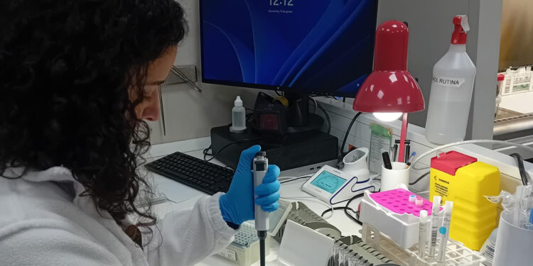 L’hospital estrena un sistema que redueix en 24 hores la identificació de bacteris