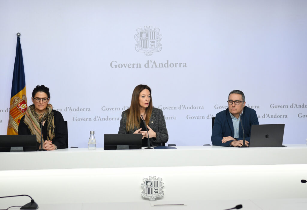 La ministra de Salut, Helena Mas, directora general del SAAS, Meritxell Cosan, i el membre del servei d’informàtica del SAAS, Santiago Sánchez. Foto: SFGA/JAViladot
