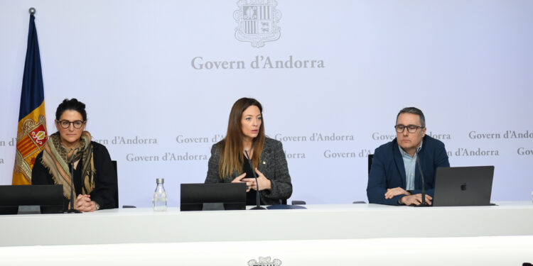 La ministra de Salut, Helena Mas, directora general del SAAS, Meritxell Cosan, i el membre del servei d’informàtica del SAAS, Santiago Sánchez. Foto: SFGA/JAViladot