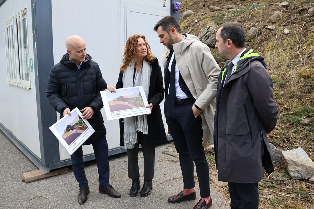 La directora general de FEDA, Sílvia Calvó, el director d'Operacions i Noves Infraestructures, Jordi Travé, i el Secretari d'Estat de Transició Energètica, Transports i Mobilitat, David Forné, davant de les obres de la nova ETR del riu Runer. Foto: M. R. (ANA)