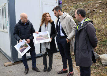 La directora general de FEDA, Sílvia Calvó, el director d'Operacions i Noves Infraestructures, Jordi Travé, i el Secretari d'Estat de Transició Energètica, Transports i Mobilitat, David Forné, davant de les obres de la nova ETR del riu Runer. Foto: M. R. (ANA)