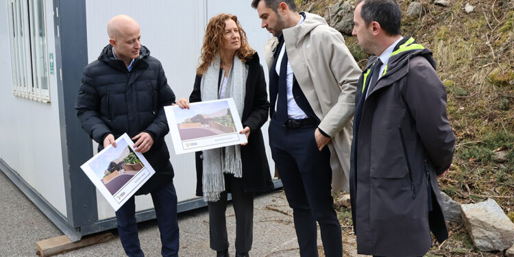 La directora general de FEDA, Sílvia Calvó, el director d'Operacions i Noves Infraestructures, Jordi Travé, i el Secretari d'Estat de Transició Energètica, Transports i Mobilitat, David Forné, davant de les obres de la nova ETR del riu Runer. Foto: M. R. (ANA)