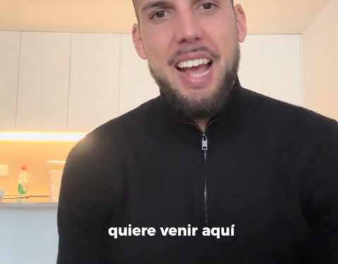 El creador de contingut en un moment del vídeo.