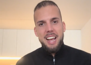 El creador de contingut en un moment del vídeo.