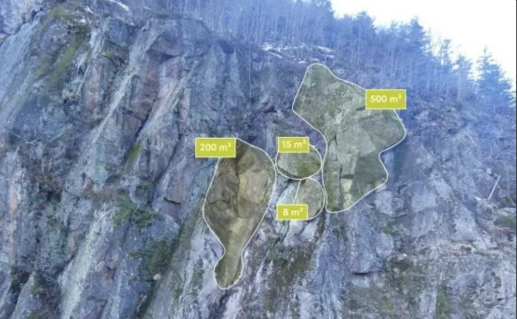 Imatge dels blocs amb risc d'esllavissada. Foto: Google.