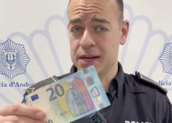L'agent de la Policia que dona els consells.