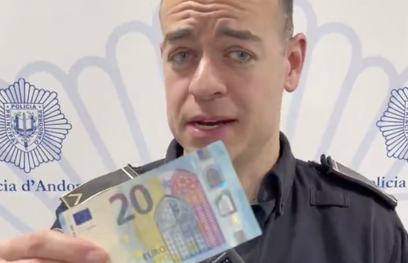 L'agent de la Policia que dona els consells.