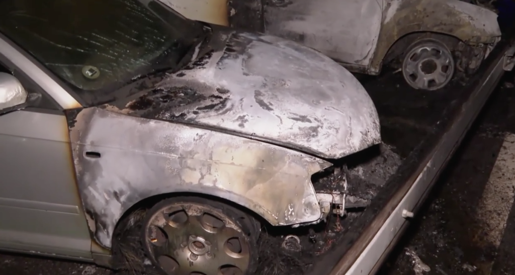 Vehicles calcinats a Aixirivall. Foto: RTVA
