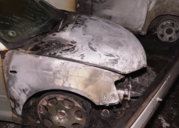 Vehicles calcinats a Aixirivall. Foto: RTVA