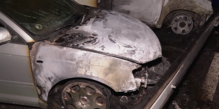Vehicles calcinats a Aixirivall. Foto: RTVA