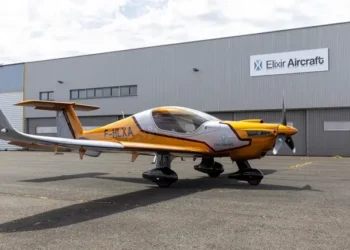 Avió Elixir comprat per l'acadèmia / Elixir.