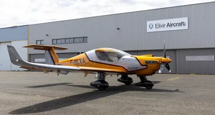 Avió Elixir comprat per l'acadèmia / Elixir.