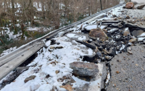 Estat de la carretera després de l'esllavissada.