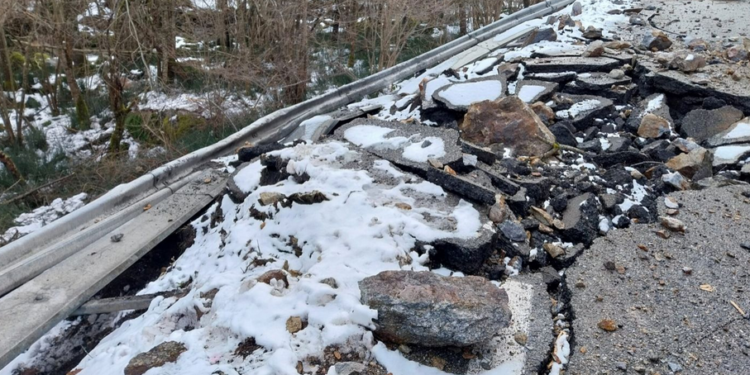 Estat de la carretera després de l'esllavissada.