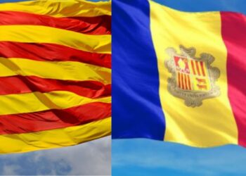 La senyera catalana i la bandera d'Andorra.