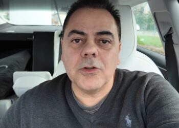 Un conductor posa a prova un Tesla fent la ruta de Sant Sebastià a Andorra