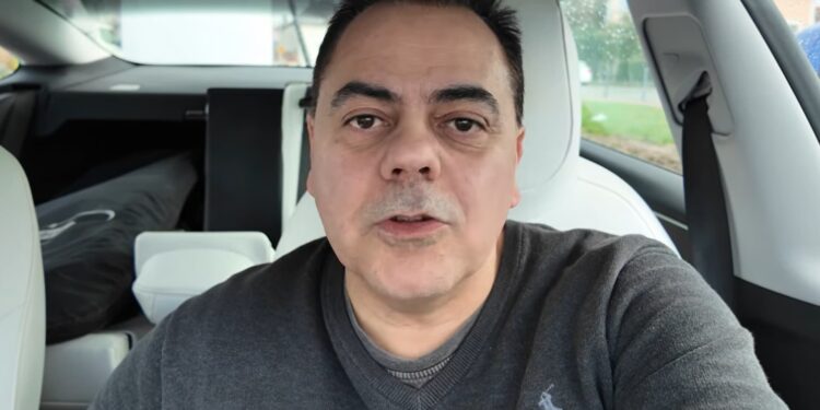 Un conductor posa a prova un Tesla fent la ruta de Sant Sebastià a Andorra