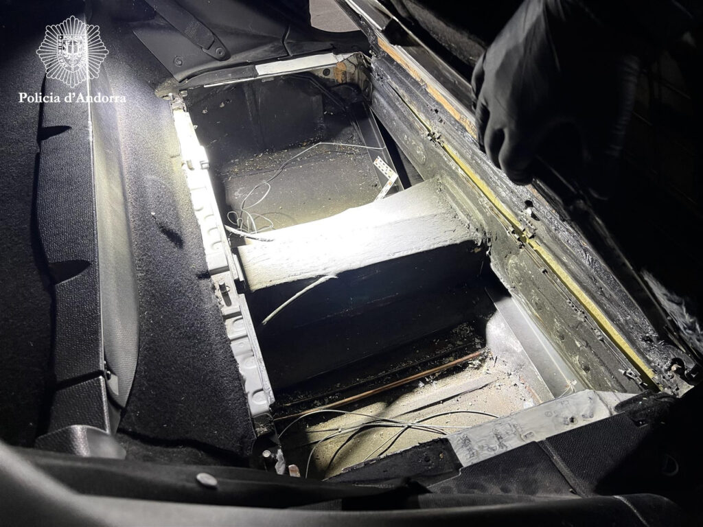 Imatge del doble fons d'un dels vehicles. Foto: Policia.