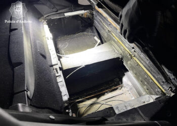 Imatge del doble fons d'un dels vehicles. Foto: Policia.
