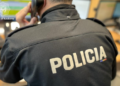 Un policia atenent una trucada.