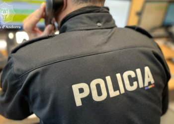 Un policia atenent una trucada.