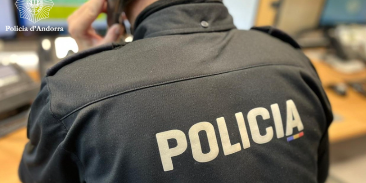 Un policia atenent una trucada.