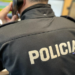 Un policia atenent una trucada.