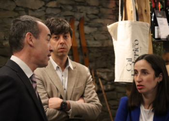 El cònsol major de Canillo, Jordi Alcobé, el cònsol major d'Andorra la Vella, Sergi González, i la cònsol menor, Olalla Losada, minuts abans de la reunió de Cònsols.