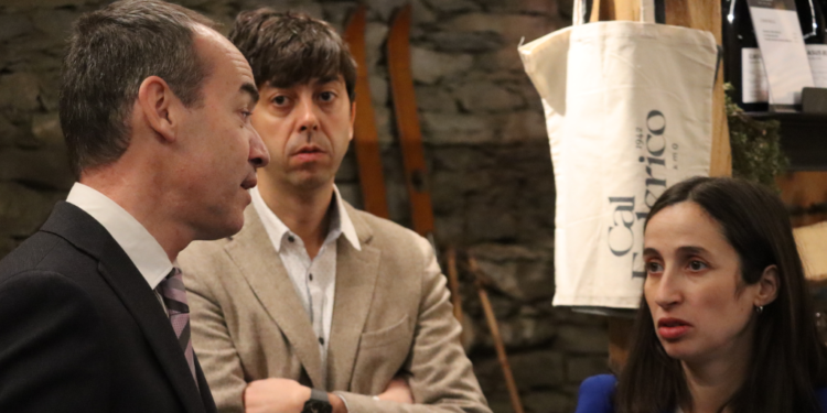 El cònsol major de Canillo, Jordi Alcobé, el cònsol major d'Andorra la Vella, Sergi González, i la cònsol menor, Olalla Losada, minuts abans de la reunió de Cònsols.
