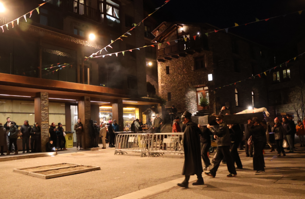 La crema del Carnestoltes a la plaça Major d'Ordino.