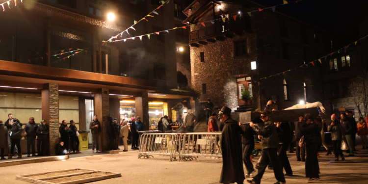 La crema del Carnestoltes a la plaça Major d'Ordino.