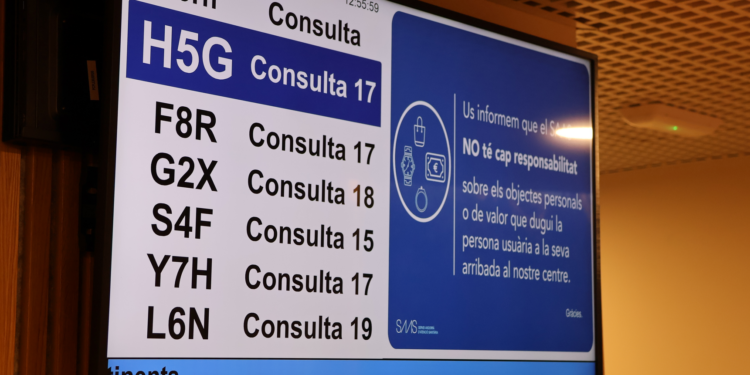 Els adults esperen entre sis i dotze dies per un psicòleg, mentre que els menors fins a un mes i mig