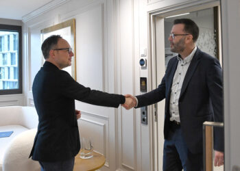 El cap de Govern, Xavier Espot, i l’alcalde de l’Hospitalet-près-l’Andorre, Arnaud Diaz, durant la trobada que ha tingut lloc aquest dijous. Foto: SFG