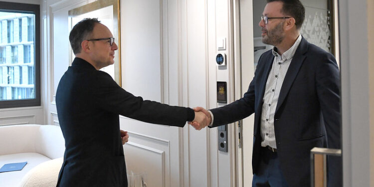El cap de Govern, Xavier Espot, i l’alcalde de l’Hospitalet-près-l’Andorre, Arnaud Diaz, durant la trobada que ha tingut lloc aquest dijous. Foto: SFG