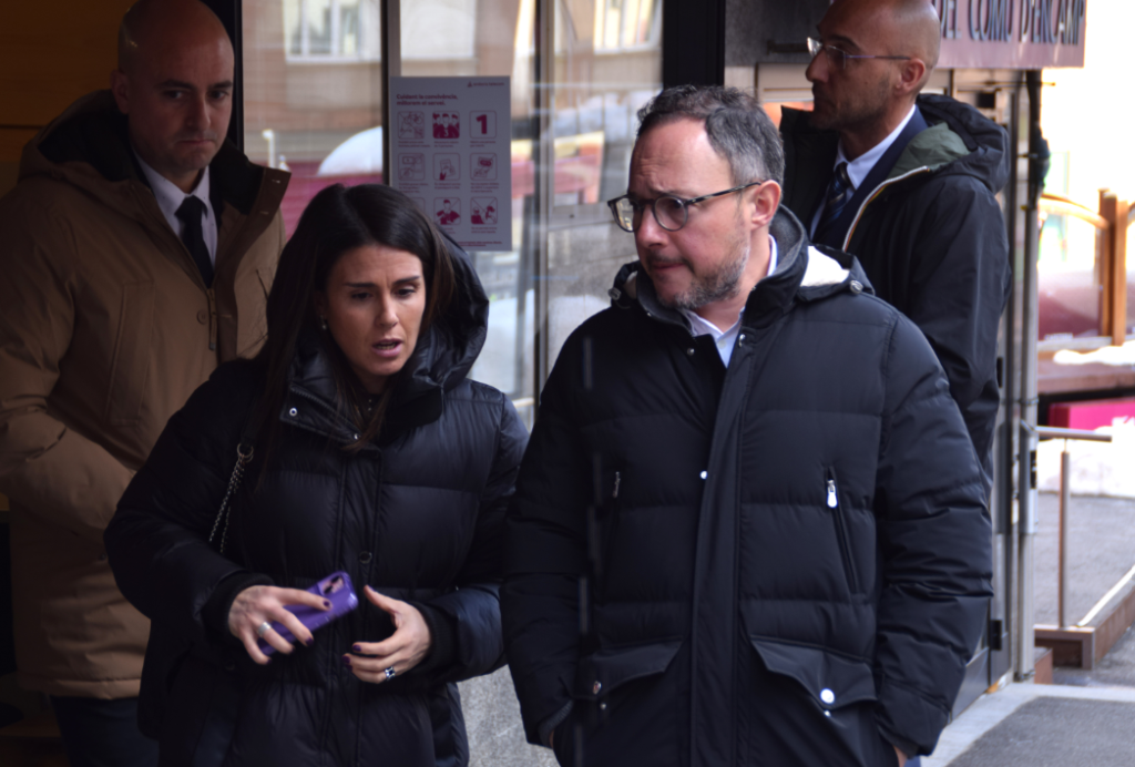 La cònsol major d'Encamp, Laura Mas, i el cap de Govern, Xavier Espot, sortint d'una reunió celebrada en el Pas de la Casa.