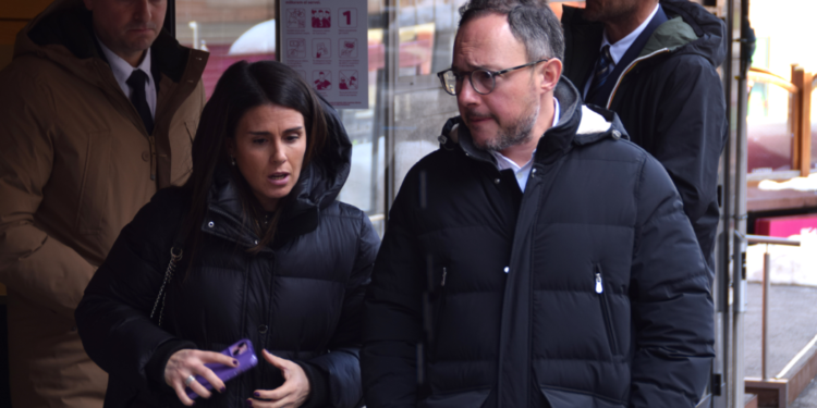La cònsol major d'Encamp, Laura Mas, i el cap de Govern, Xavier Espot, sortint d'una reunió celebrada en el Pas de la Casa.