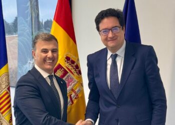 El ministre Marc Rossell i el seu homòleg espanyol Óscar López. Foto: Govern d'Andorra