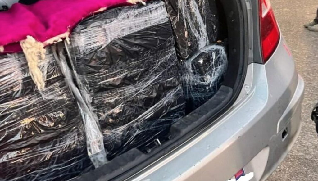 Els paquets amb cartons de tabac amagats al vehicle. Foto: La Gazette