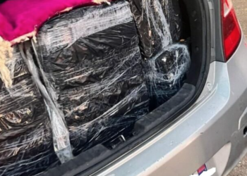 Els paquets amb cartons de tabac amagats al vehicle. Foto: La Gazette